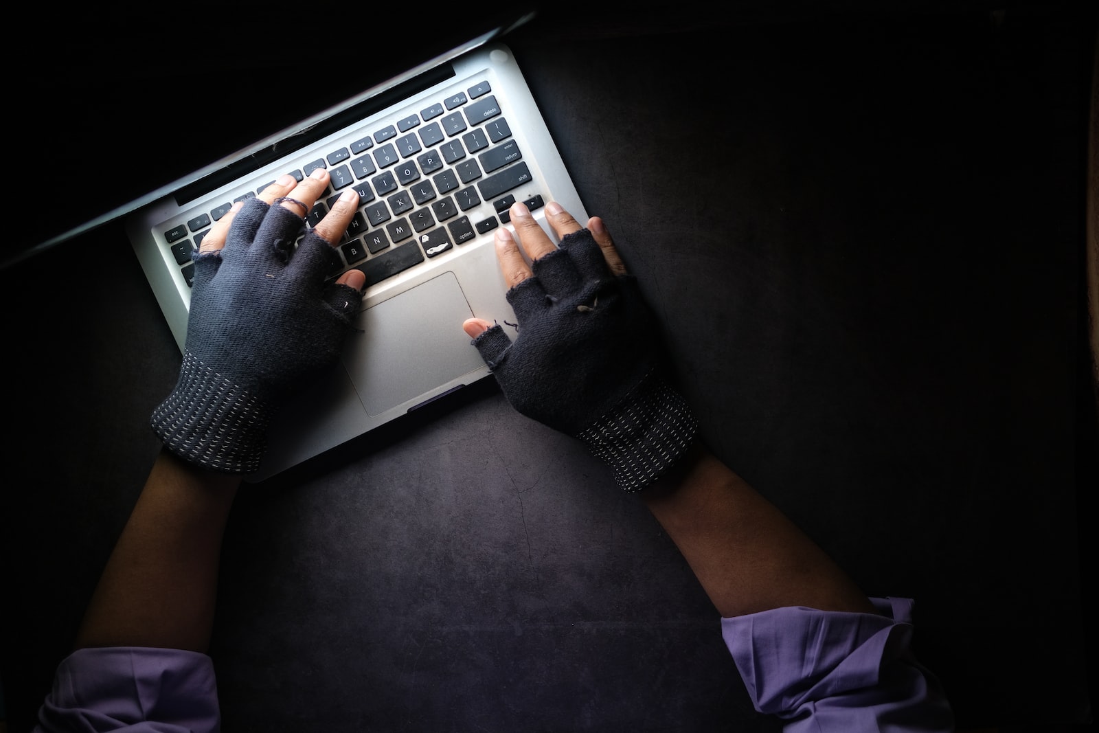 Photo by Towfiqu barbhuiya person in black long sleeve shirt using macbook pro